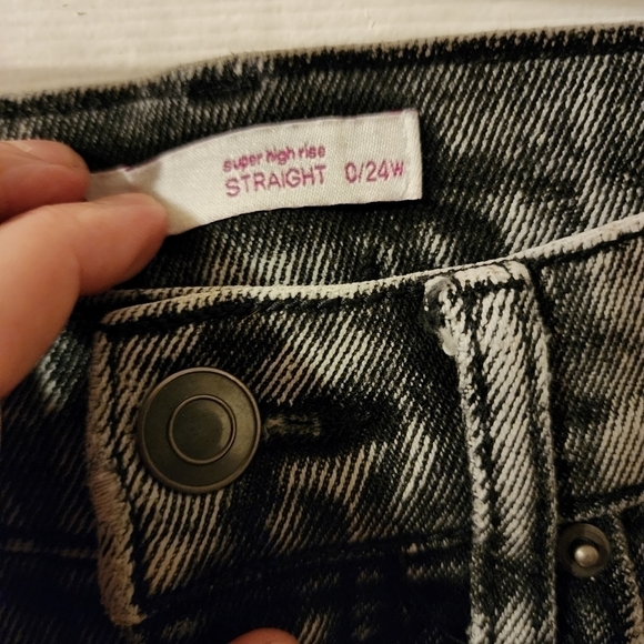 SO Super High Rise Straight 0/24W Black Acid Wash Slit Front Ankles Cropped Jean - Picture 8 of 10